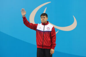 Wai Lok Tang waves to the crowd during a medal ceremony at the Rio 2016 Paralympics